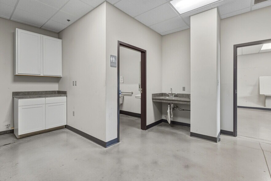 More Photos Of 3370 Drennan Industrial Loop S, Colorado Springs Flex For Sale