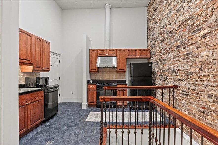 More Photos Of 7 N Royal St, Mobile Office For Sale