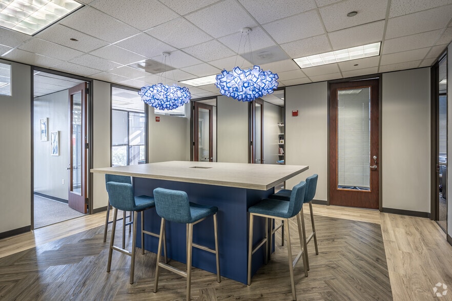 More Photos Of 12621 Featherwood Dr, Houston Office For Lease