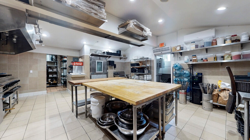 More Photos Of 6500 Foothill Blvd, Tujunga Restaurant For Sale