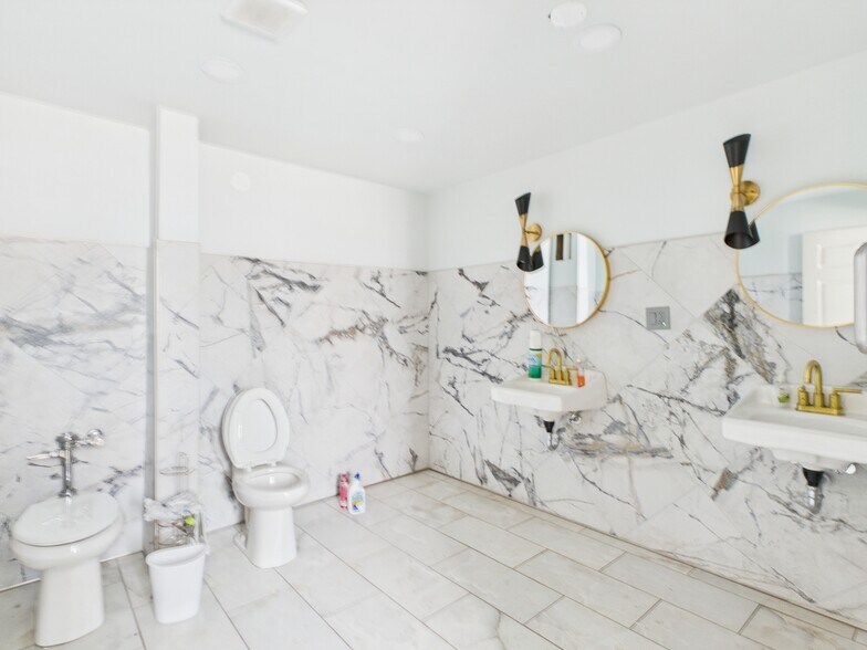 More Photos Of 1800 W Pershing Rd, Chicago Restaurant For Lease