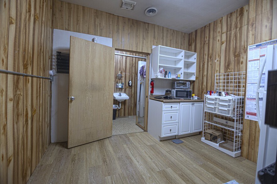 More Photos Of 105 Ash Ave NE, Wadena Veterinarian Kennel For Sale