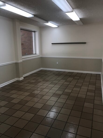 More Photos Of 1141 Cochran Hwy, Eastman Showroom For Sale