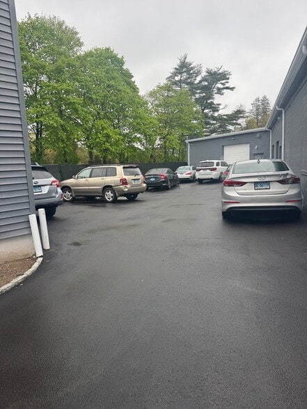 More Photos Of 8 Van Tassell Ct, Norwalk Flex For Lease