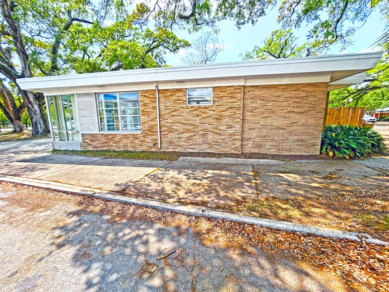 More Photos Of 1304 Government St, Mobile Veterinarian Kennel For Sale