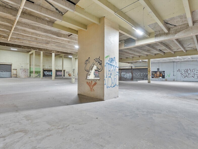 More Photos Of 301 NW 36th St, Miami General Retail For Sale