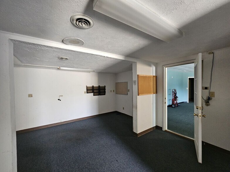 More Photos Of 425 S Lee St, Whiteville Office For Sale