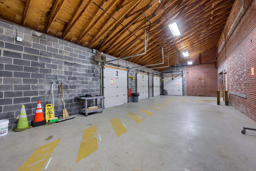 More Photos Of 704 Main St, Akron Flex For Sale