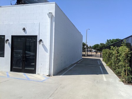 More Photos Of 18444 Ventura Blvd, Tarzana Service For Lease