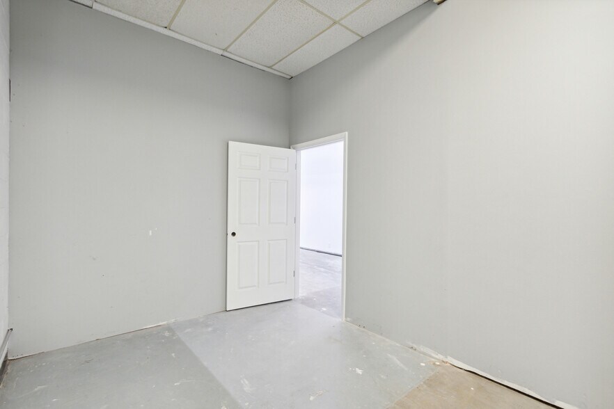 More Photos Of 120-150 May Mart Dr, Rochelle Unknown For Lease