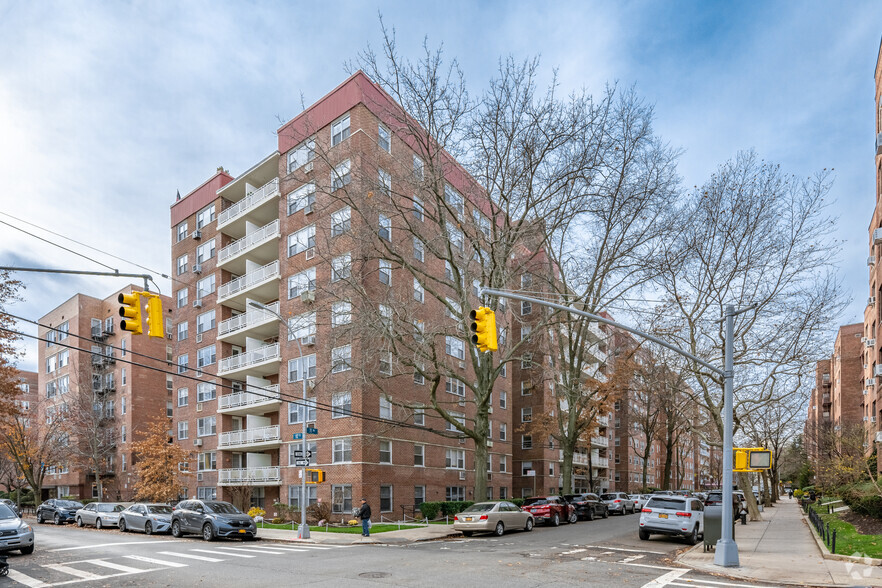 Primary Photo Of 11050 71st Rd, Forest Hills Apartments For Sale