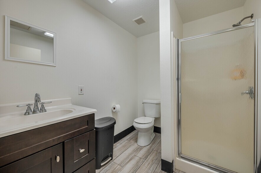 More Photos Of 174 NW 9th ave, Mulberry Distribution For Sale