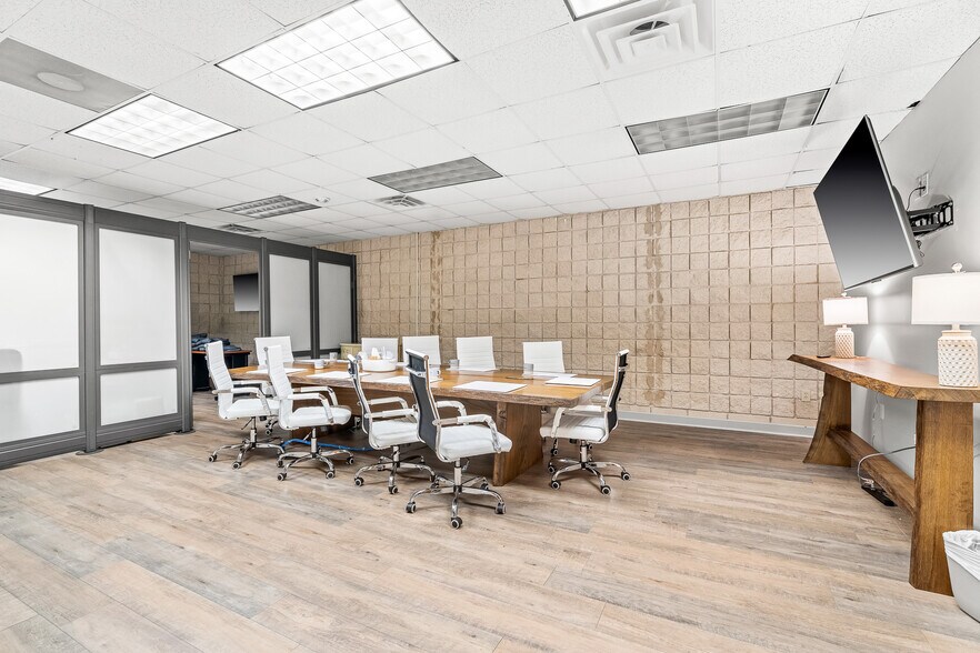 More Photos Of 508 S Lexington Ave, Burlington Office For Sale