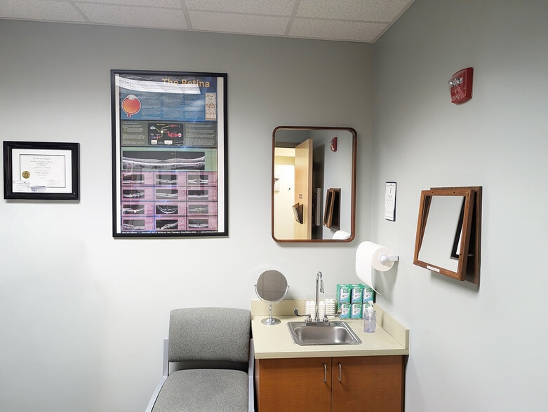 More Photos Of 262 Main Dunstable Rd, Nashua Freestanding For Lease