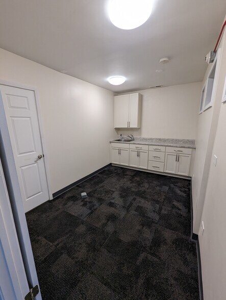 More Photos Of 381 N York Rd, Elmhurst Storefront Retail Office For Lease