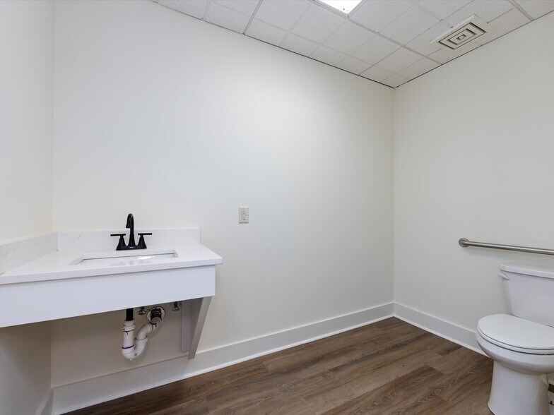 More Photos Of 1812 W Morehead St, Charlotte Office Residential For Lease