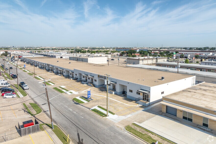 More Photos Of 2903 Ladybird Ln, Dallas Distribution For Lease