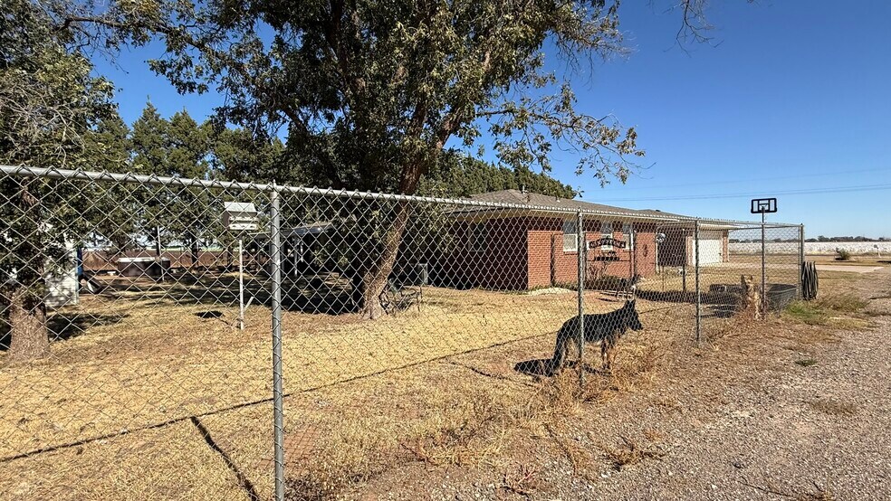 More Photos Of 9506 F M 835, Slaton Sports And Entertainment For Sale