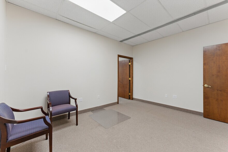 More Photos Of 119 Winsor St, Ludlow Office For Sale