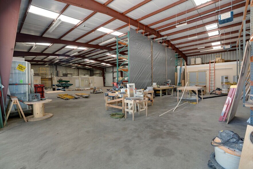 More Photos Of 1734 Apex Rd, Sarasota Warehouse For Lease