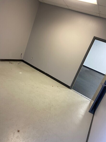 More Photos Of 1001 Sue Dr, Kemah Warehouse For Lease