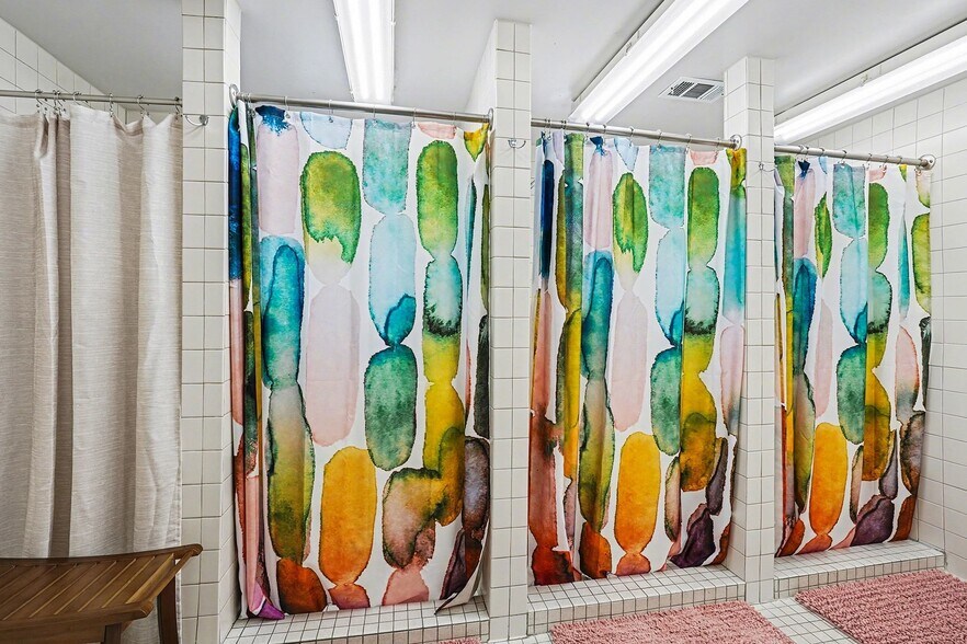 More Photos Of 302 N Trumbull St, Bay City Hotel For Sale