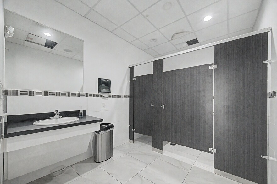 More Photos Of 6915 Antoine Dr, Houston Flex For Lease