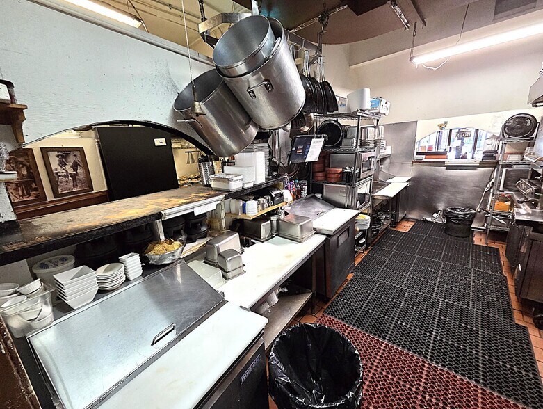 More Photos Of 2914 N Clark St, Chicago Apartments For Lease