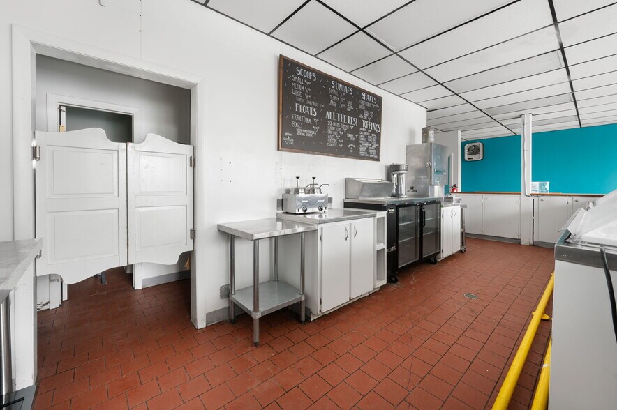 More Photos Of 17 S Main St, Brooklyn Freestanding For Sale