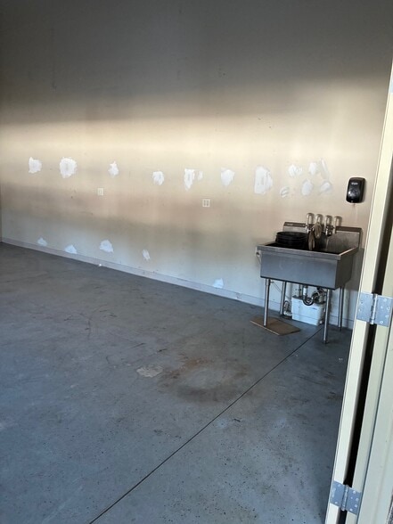 More Photos Of 160 S Turnpike Rd, Wallingford Light Distribution For Lease