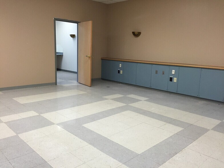 More Photos Of 1701 E State Highway 97, Jourdanton Flex For Lease