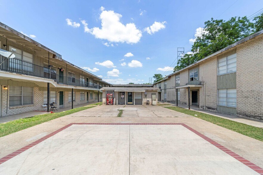 More Photos Of 2222 Vance Jackson Rd, San Antonio Apartments For Sale