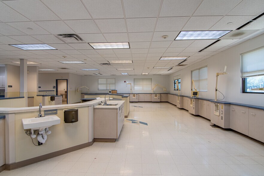 More Photos Of 201 W 5th St, Bonham Medical For Lease