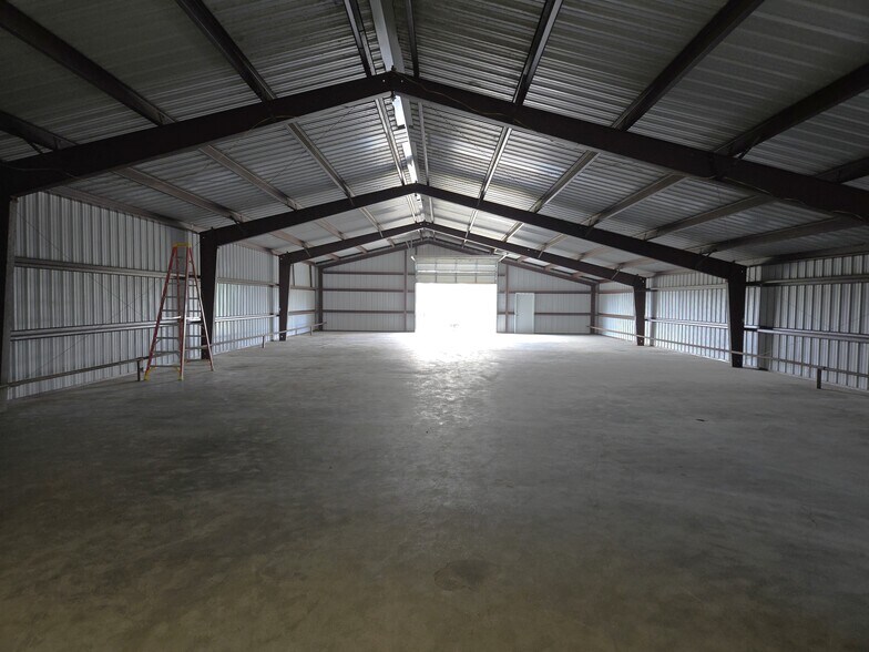 More Photos Of 1209 Bessemer Ave, Llano Light Distribution For Sale