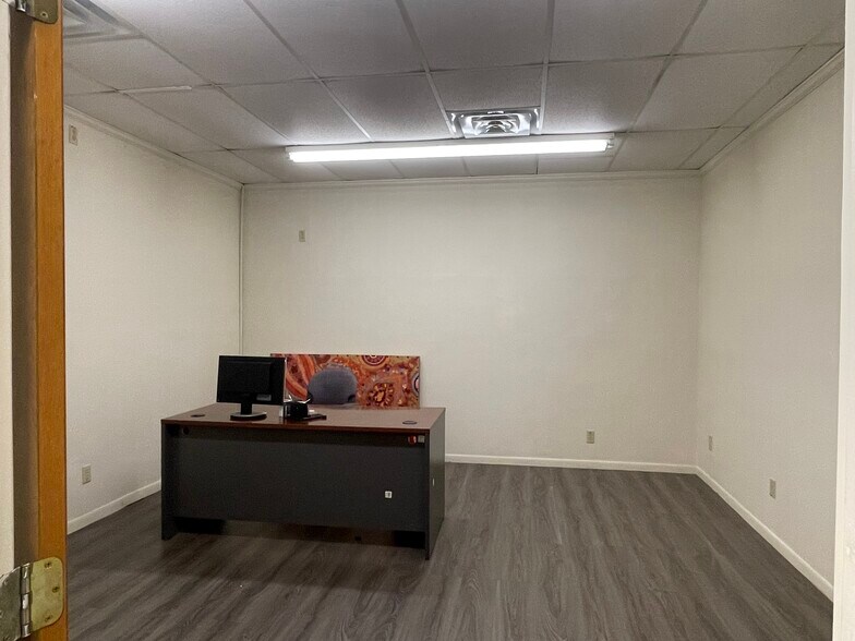 More Photos Of 204 W Coombs St, Alvin Medical For Lease