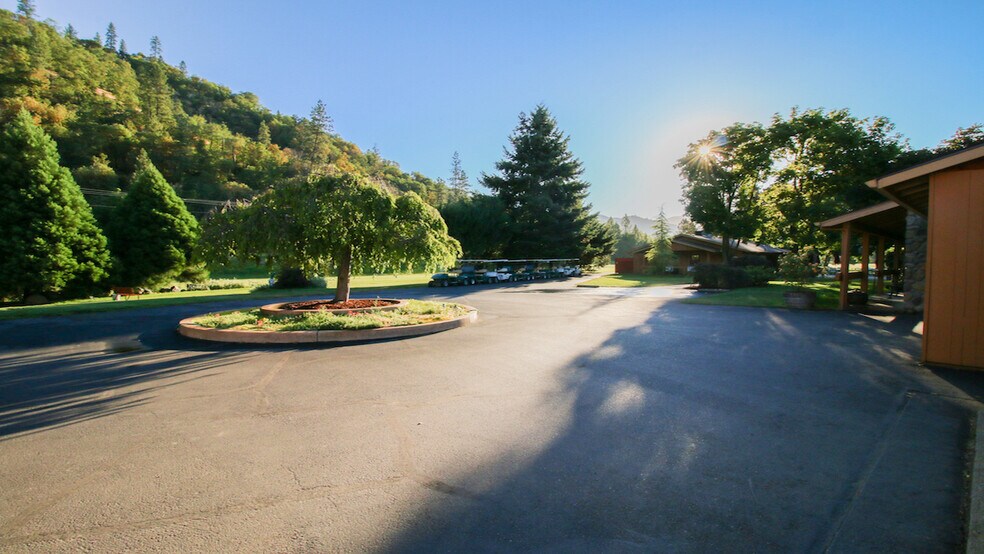 More Photos Of 7350 New Hope Rd, Grants Pass Golf Course Driving Range For Sale