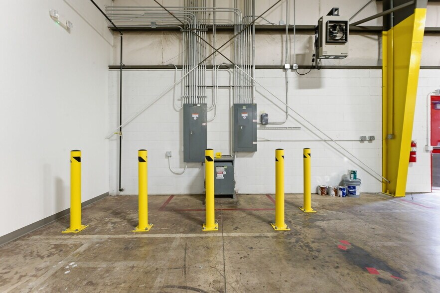 More Photos Of 324 Industrial Park Rd, Franklin Manufacturing For Lease