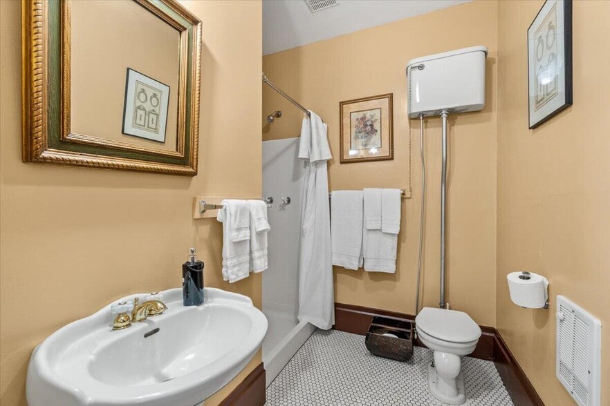 More Photos Of 315 Main St, Ferndale Hotel For Sale