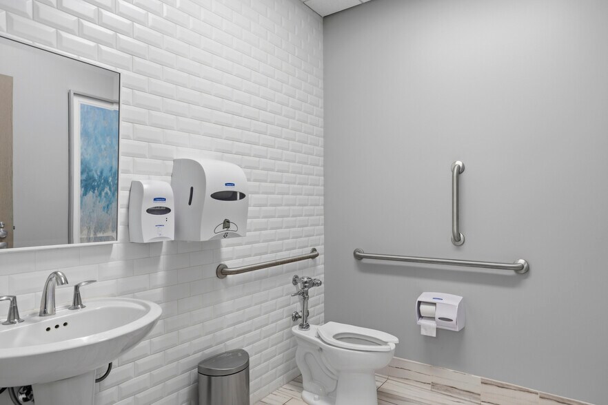 More Photos Of 160 Fountains Blvd, Madison Medical For Sale