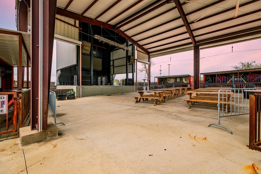 More Photos Of 309 S Oak St, Roanoke Restaurant For Lease