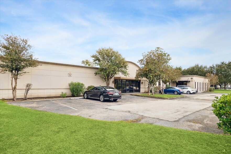 More Photos Of 1702 Townhurst Dr, Houston Office For Lease