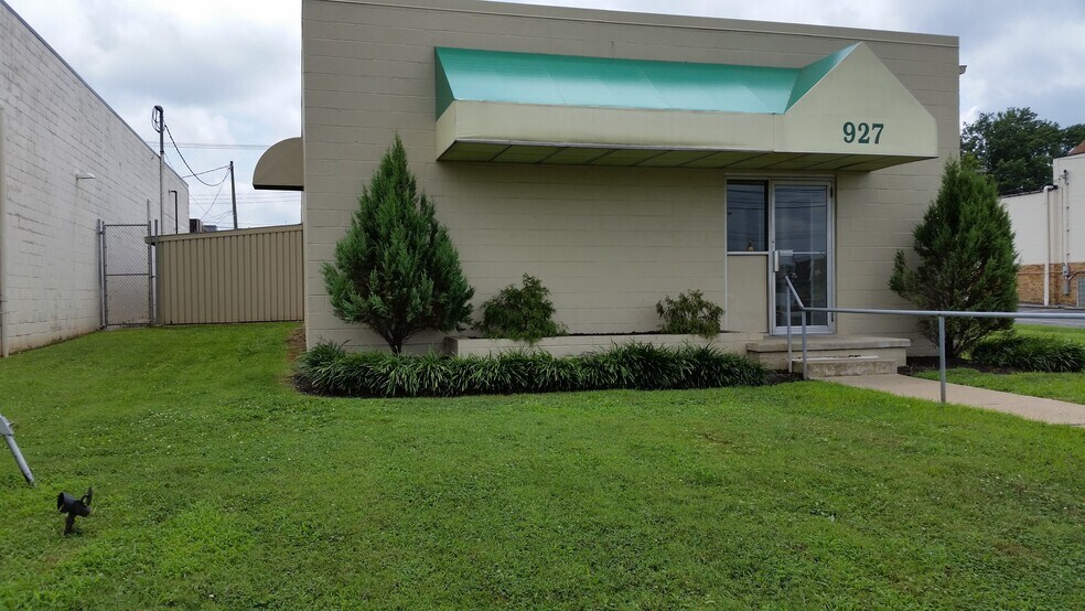 More Photos Of 927 8th Ave, Huntington Veterinarian Kennel For Lease
