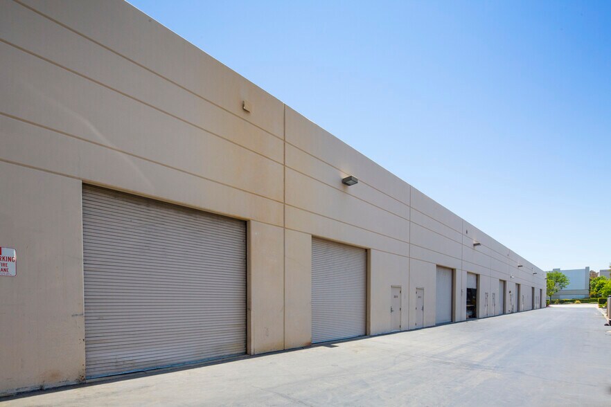 More Photos Of 28303-28319 W Industry Dr, Valencia Warehouse For Lease