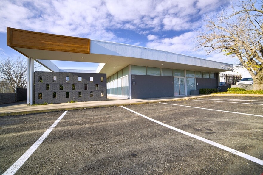 More Photos Of 2043 Empire Central Dr, Dallas Light Manufacturing For Sale