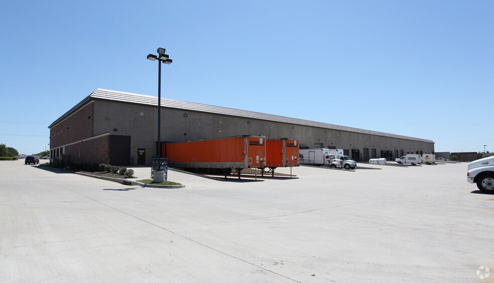 More Photos Of 10000-10098 Lackman Rd, Lenexa Flex For Lease