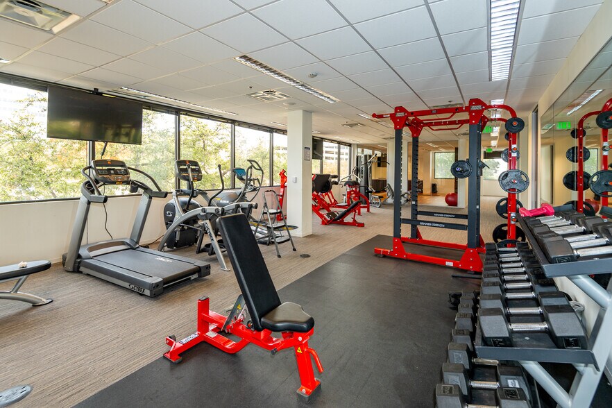 More Photos Of 104 Decker Ct, Irving Unknown For Lease