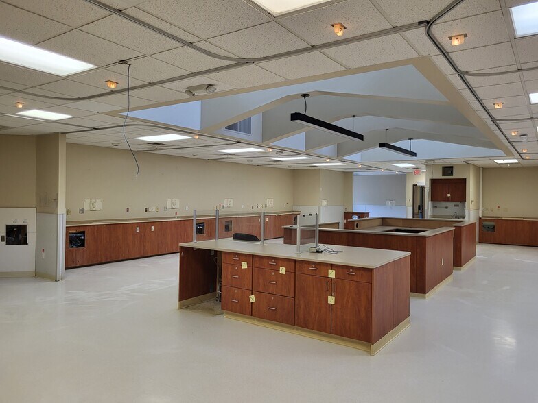 More Photos Of 3018 Military Rd, Niagara Falls Office For Lease