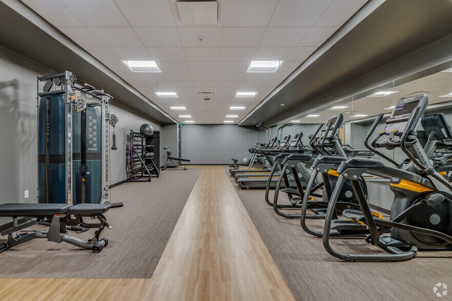 More Photos Of 17335 Golf Pkwy, Brookfield Office For Lease