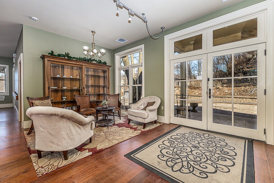 More Photos Of 399 Sinsinawa Ave, East Dubuque Specialty For Sale