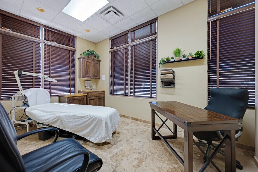 More Photos Of 7336 E Deer Valley Rd, Scottsdale Office For Sale